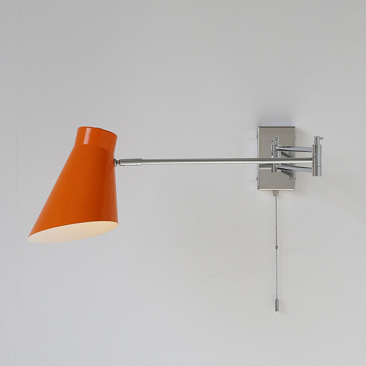 Aplique de pared con brazo extensible Kurela – pantalla naranja con el brazo extendido