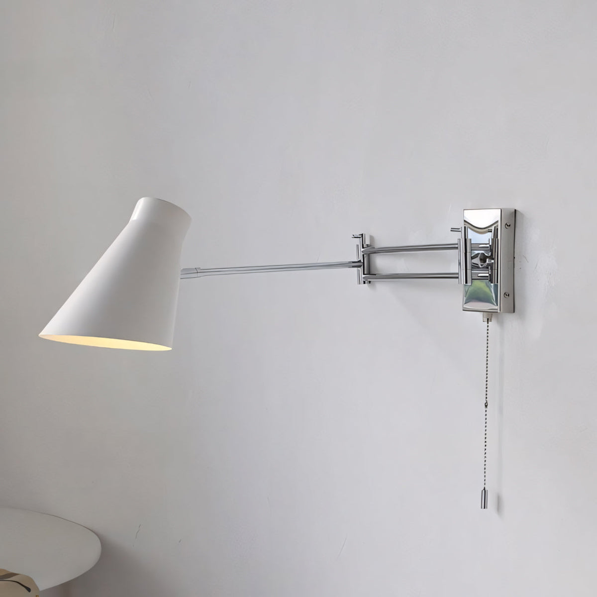 Aplique de pared con brazo extensible Kurela – pantalla blanca orientada hacia la pared