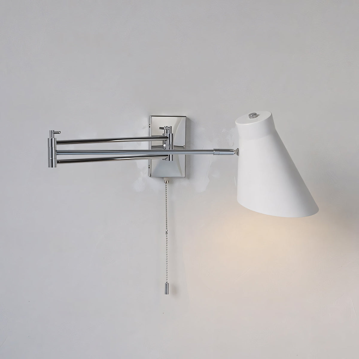 Aplique de pared con brazo extensible Kurela – pantalla blanca con el brazo plegado