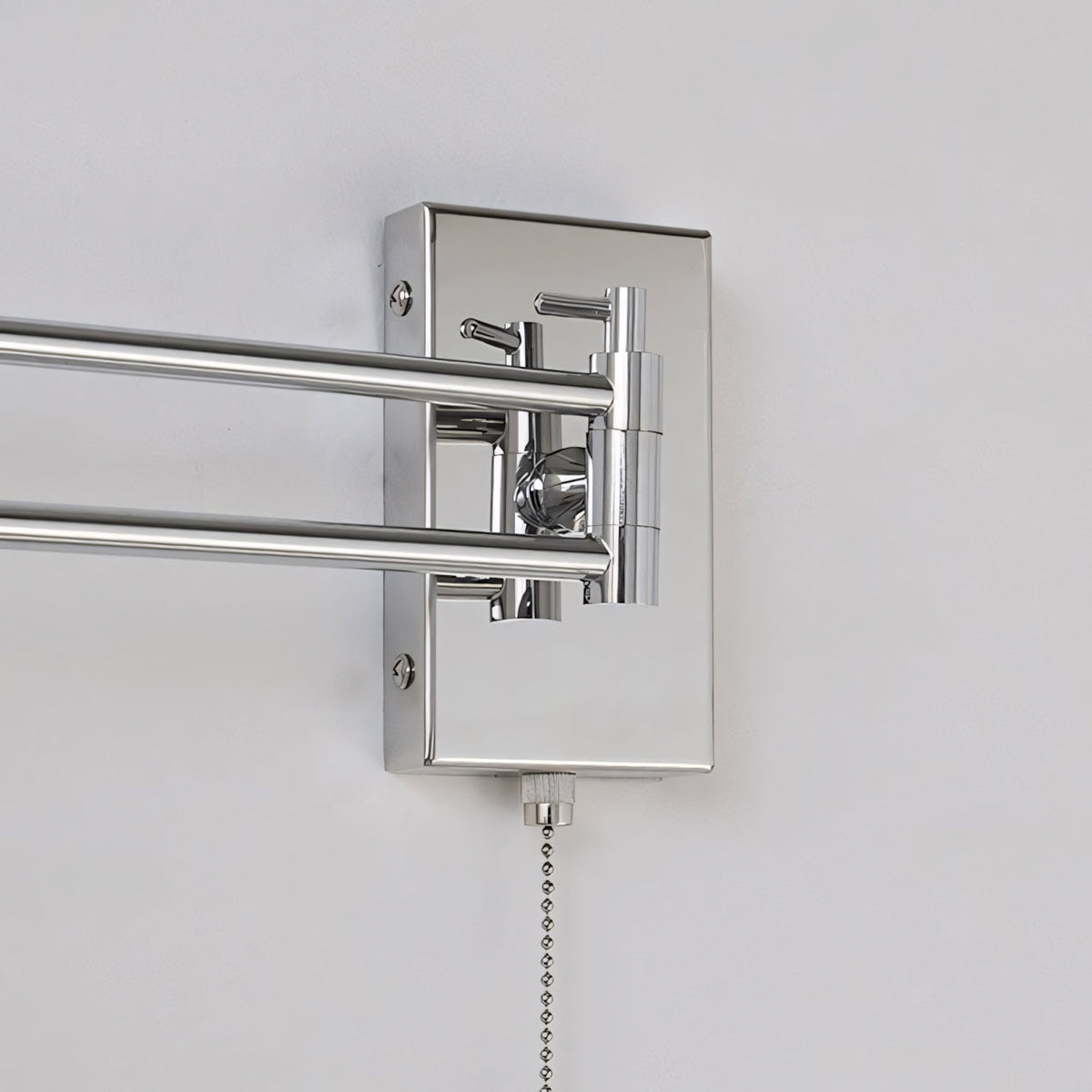 Aplique de pared con brazo extensible Kurela – detalle de la placa cromada y la cadena