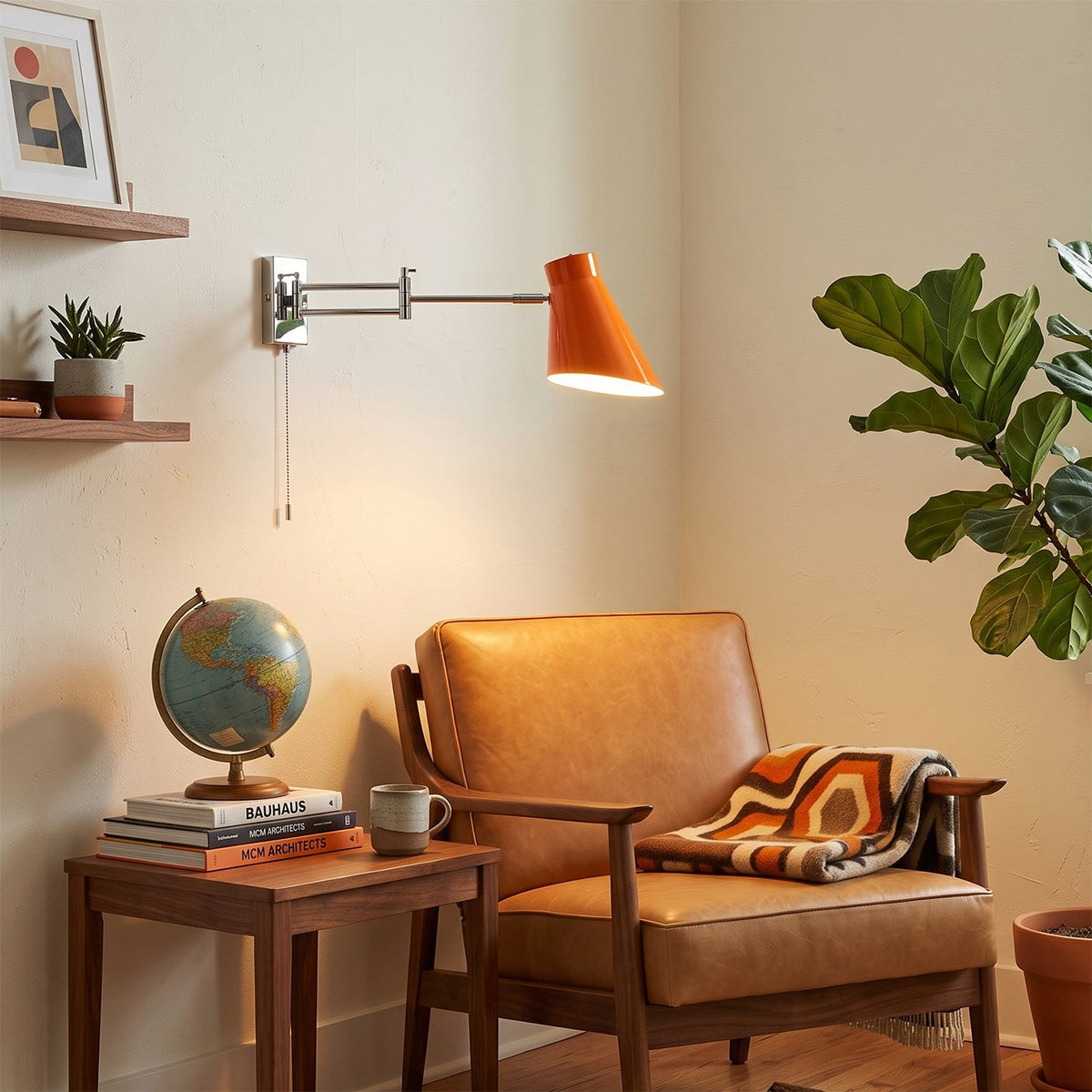 Aplique de pared con brazo extensible Kurela – junto a un sillón de lectura