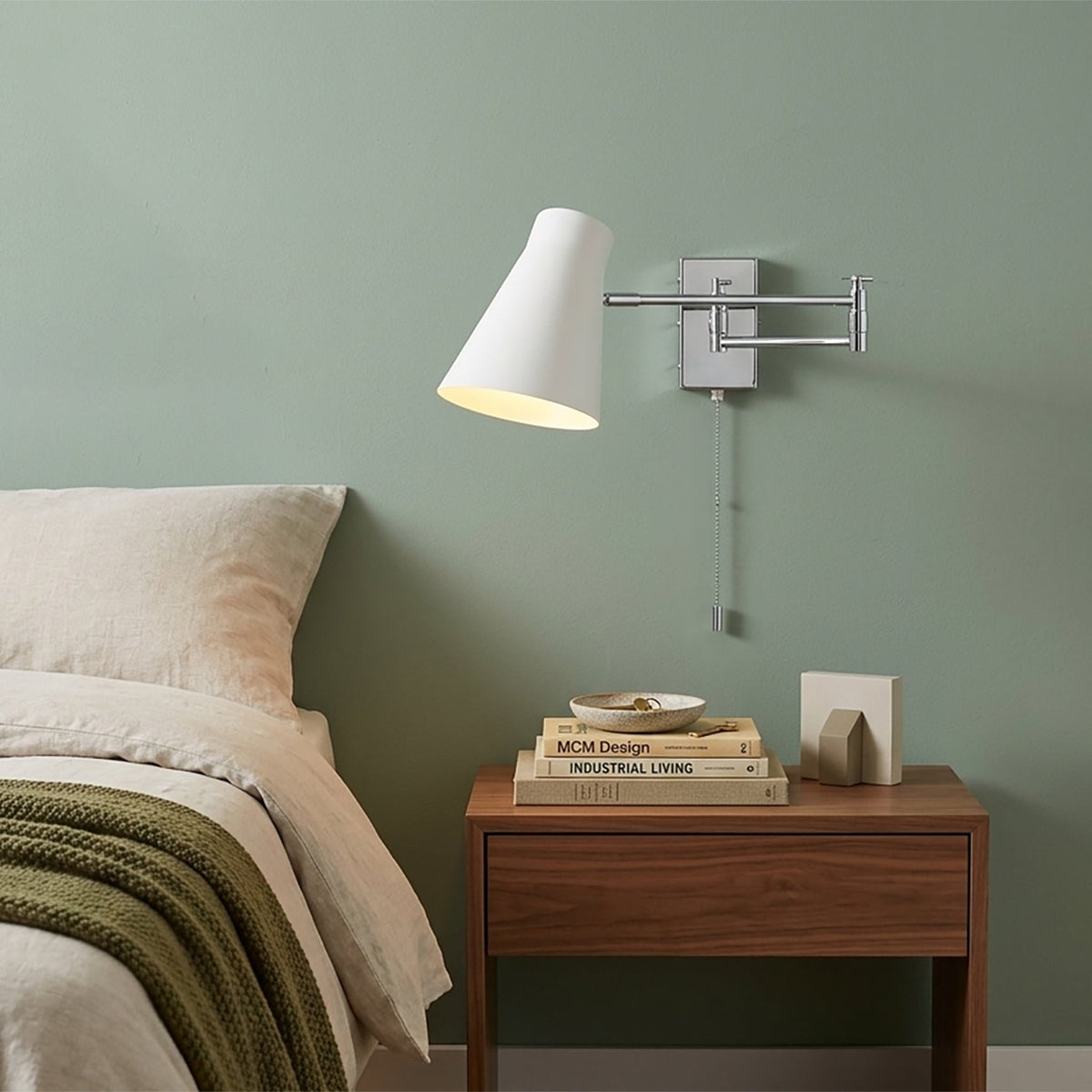 Aplique de pared con brazo extensible Kurela – pantalla blanca junto a la cama
