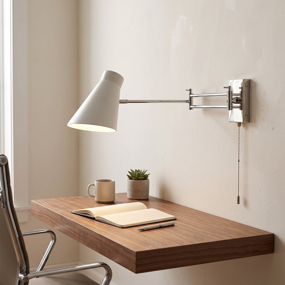 Aplique de pared con brazo extensible Kurela – sobre un escritorio