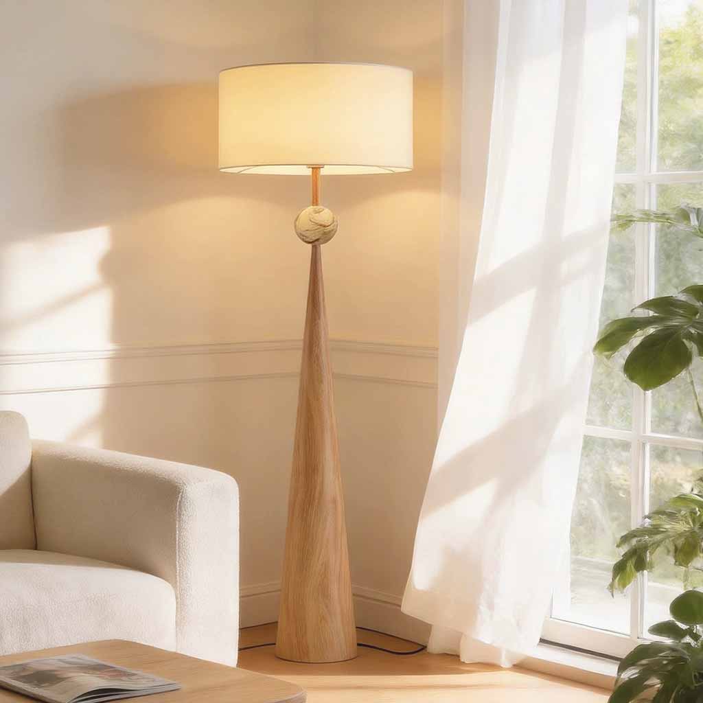 Lámpara de pie cónica efecto madera Ruecana en un salón luminoso – imagen 4