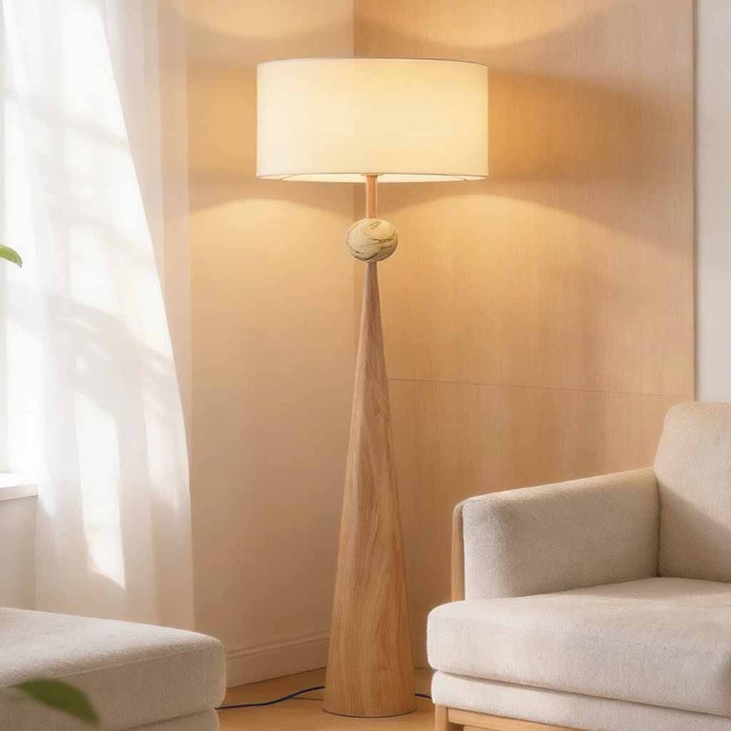 Lámpara de pie cónica efecto madera Ruecana en un salón luminoso – imagen 5