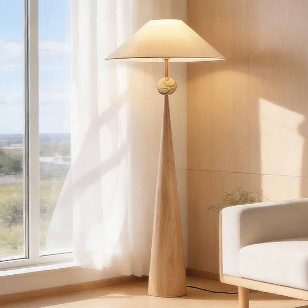 Lámpara de pie cónica efecto madera Ruecana en un salón luminoso – imagen 3