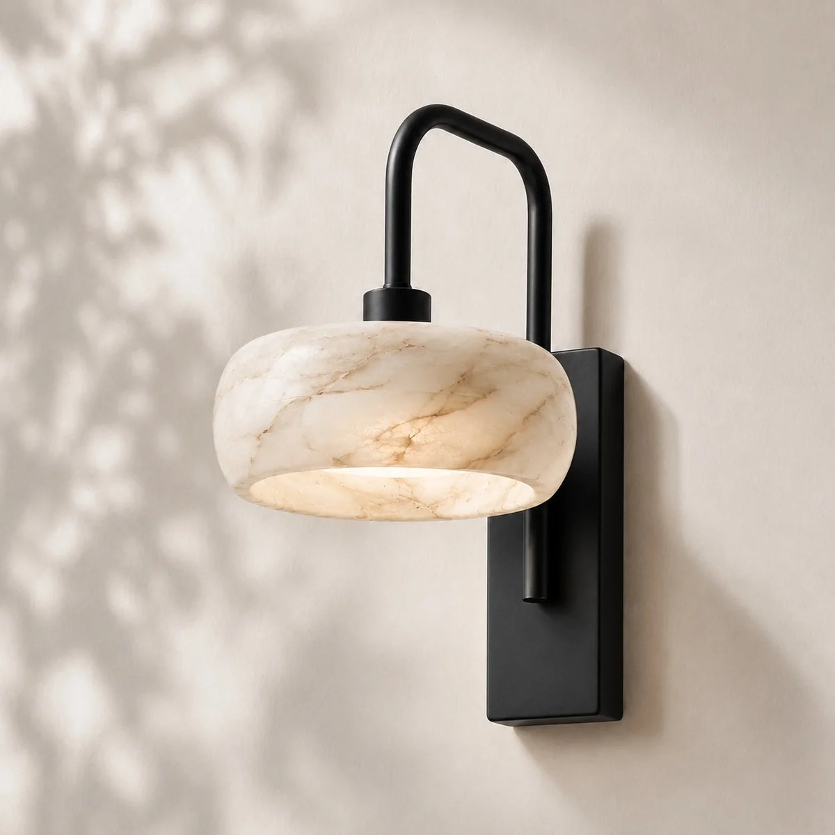 Aplique de pared de travertino Pedrisa – pantalla de alabastro redondeada con base de metal negro