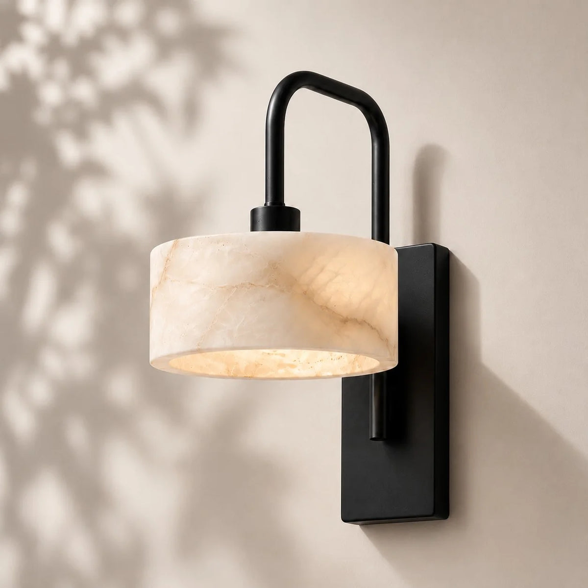 Aplique de pared de travertino Pedrisa – pantalla de alabastro cilíndrica con base de metal negro