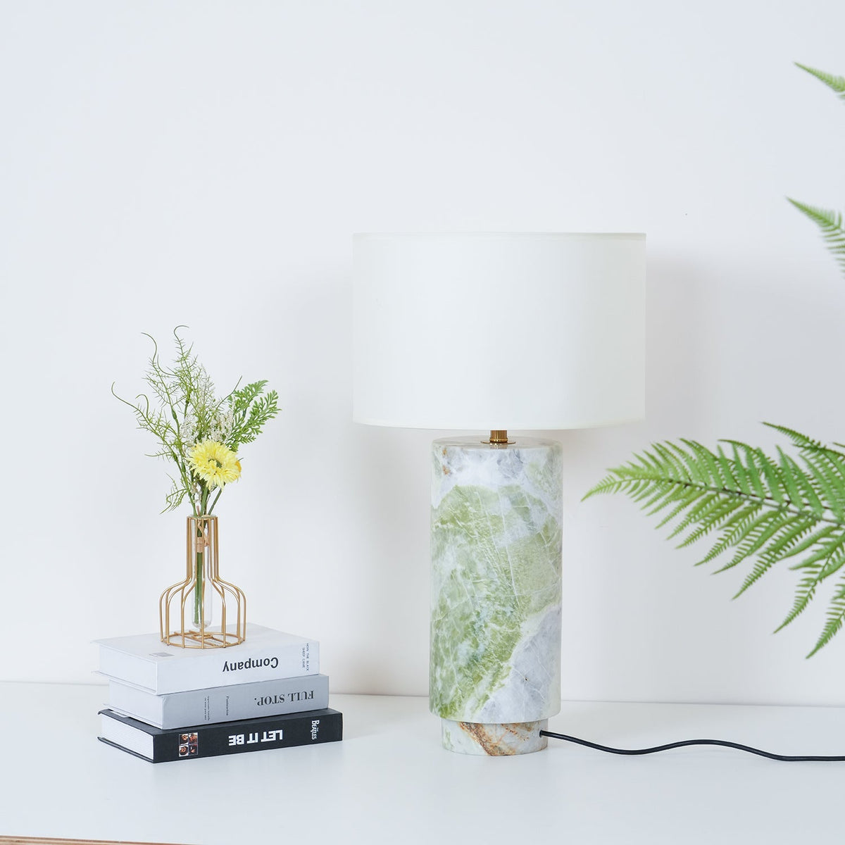 Lámpara de mesa de mármol verde Helvira – vista frontal con plantas