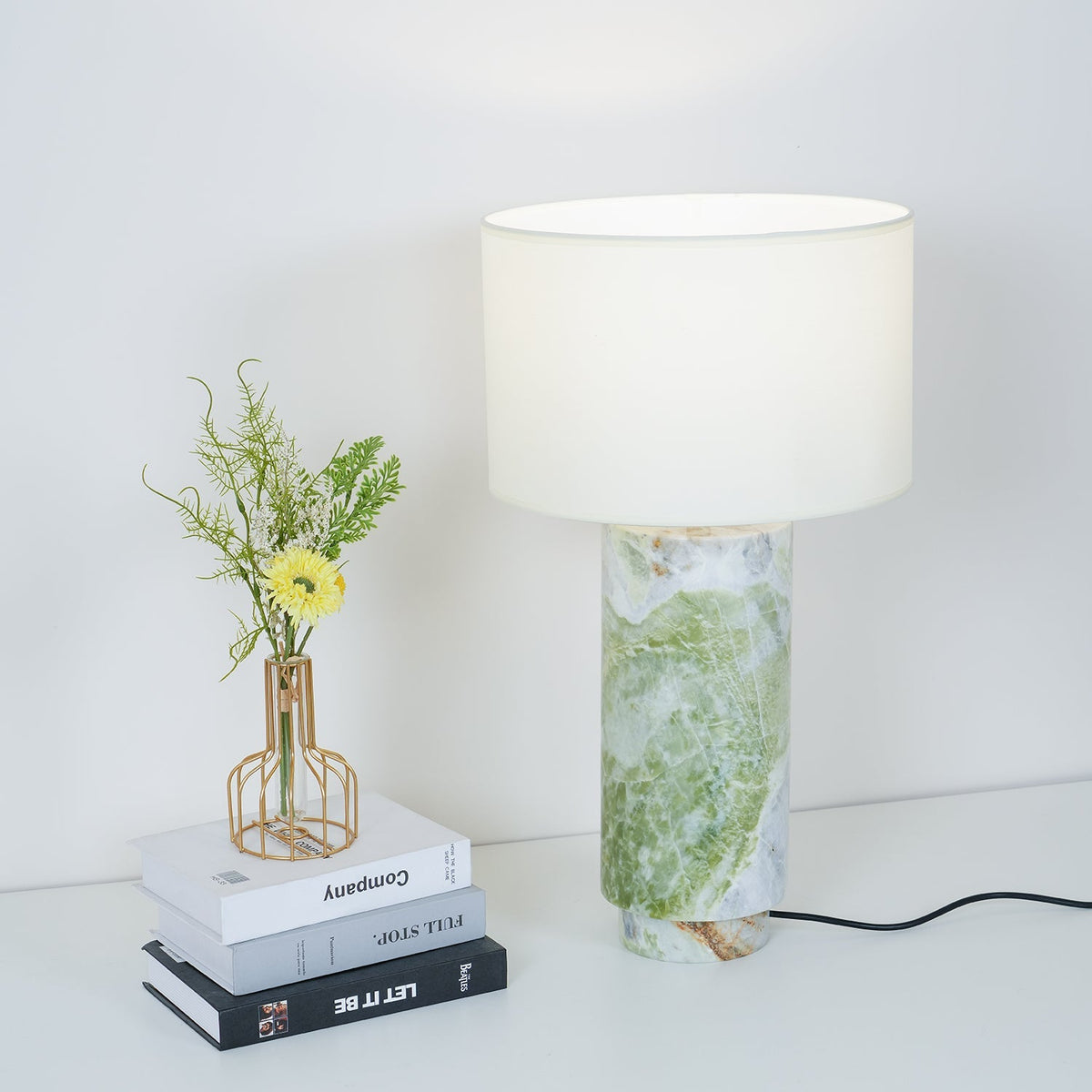 Lámpara de mesa de mármol verde Helvira – junto a un jarrón con flores
