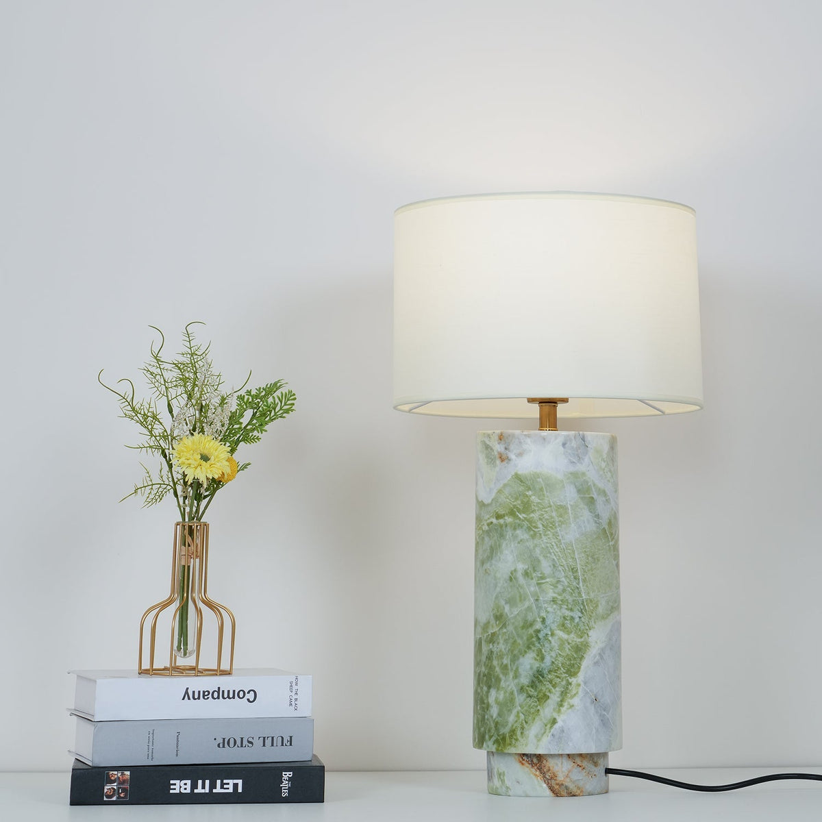 Lámpara de mesa de mármol verde Helvira – encendida con luz cálida