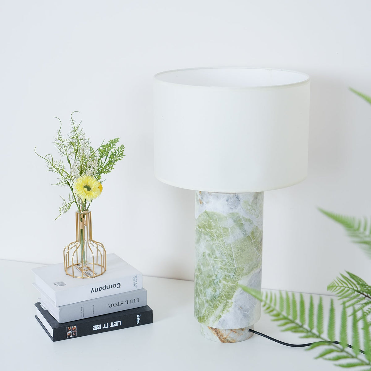 Lámpara de mesa de mármol verde Helvira – detalle de la pantalla blanca