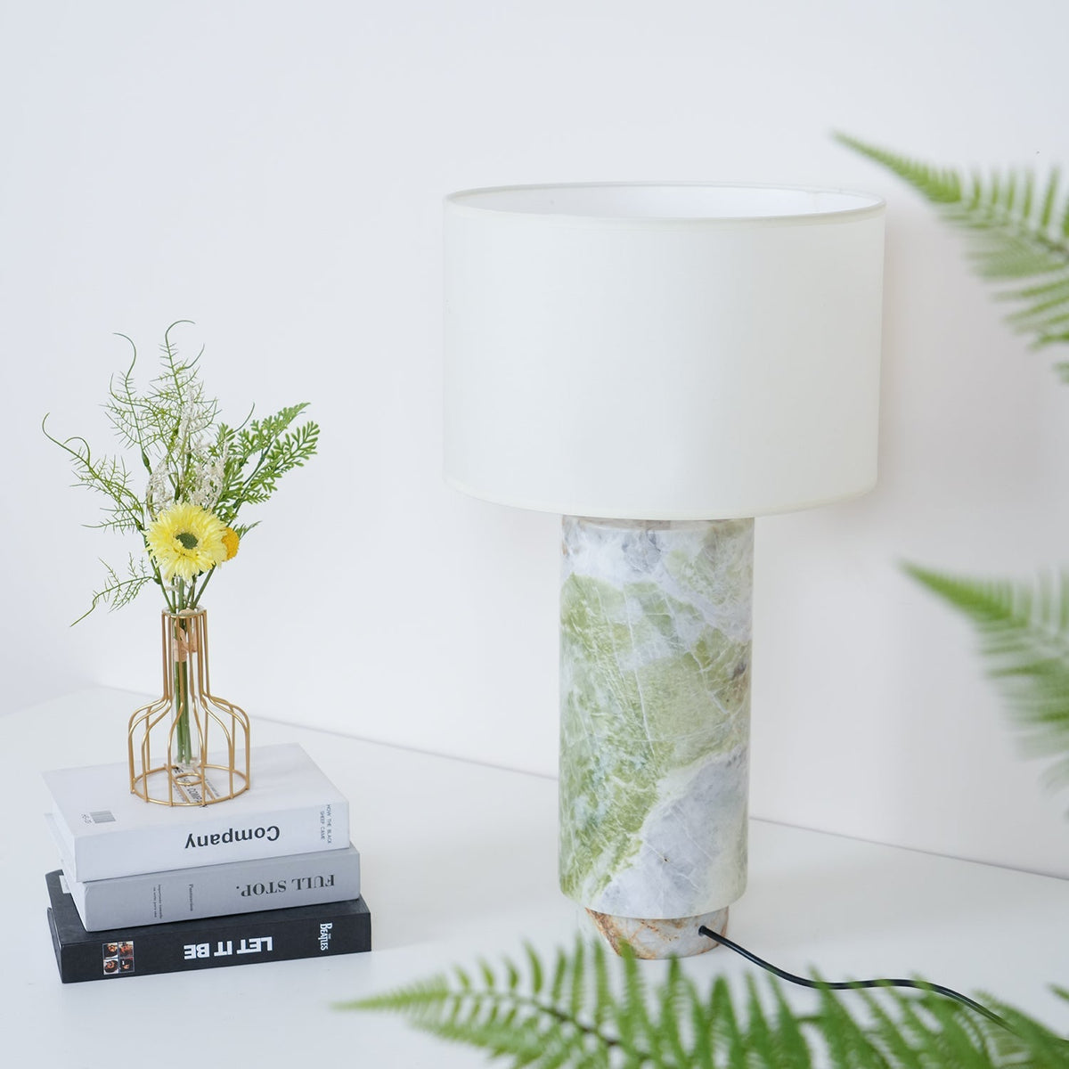 Lámpara de mesa de mármol verde Helvira sobre una consola blanca – imagen 10