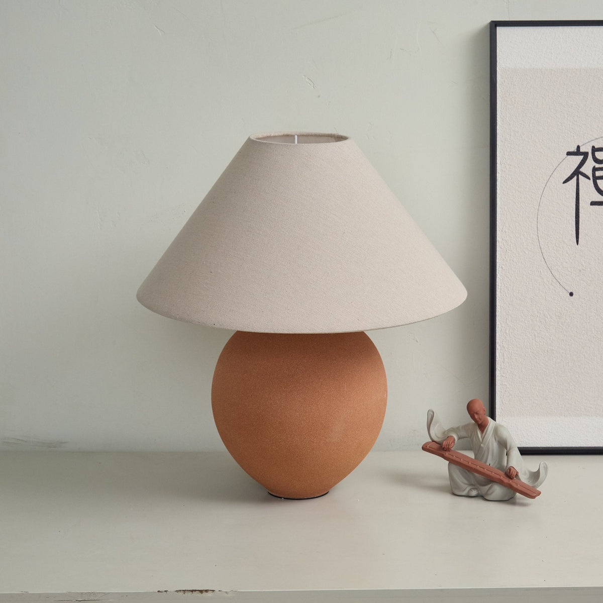 Lámpara de mesa de cerámica Terrosa – vista lateral de la pantalla cónica