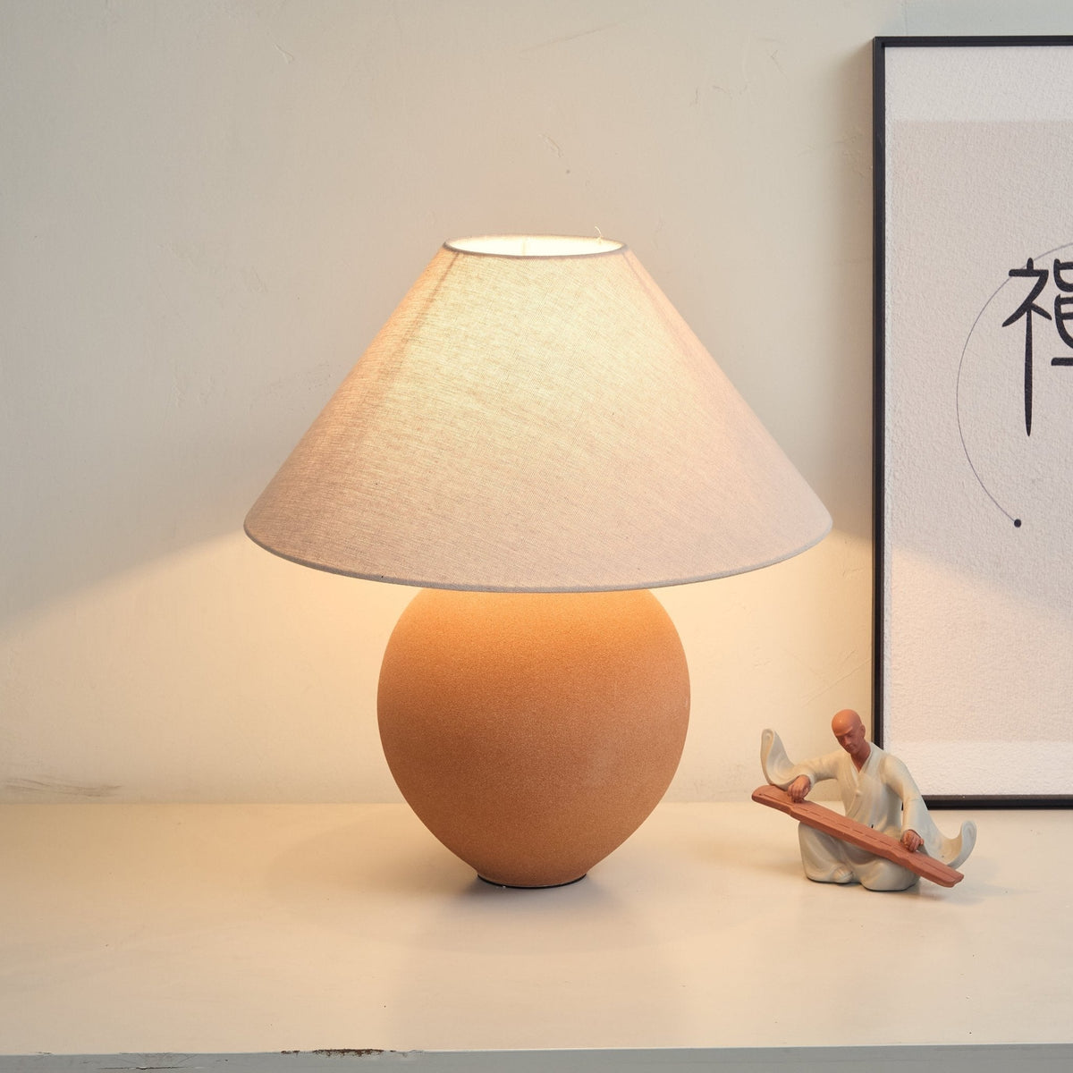 Lámpara de mesa de cerámica Terrosa – encendida de frente