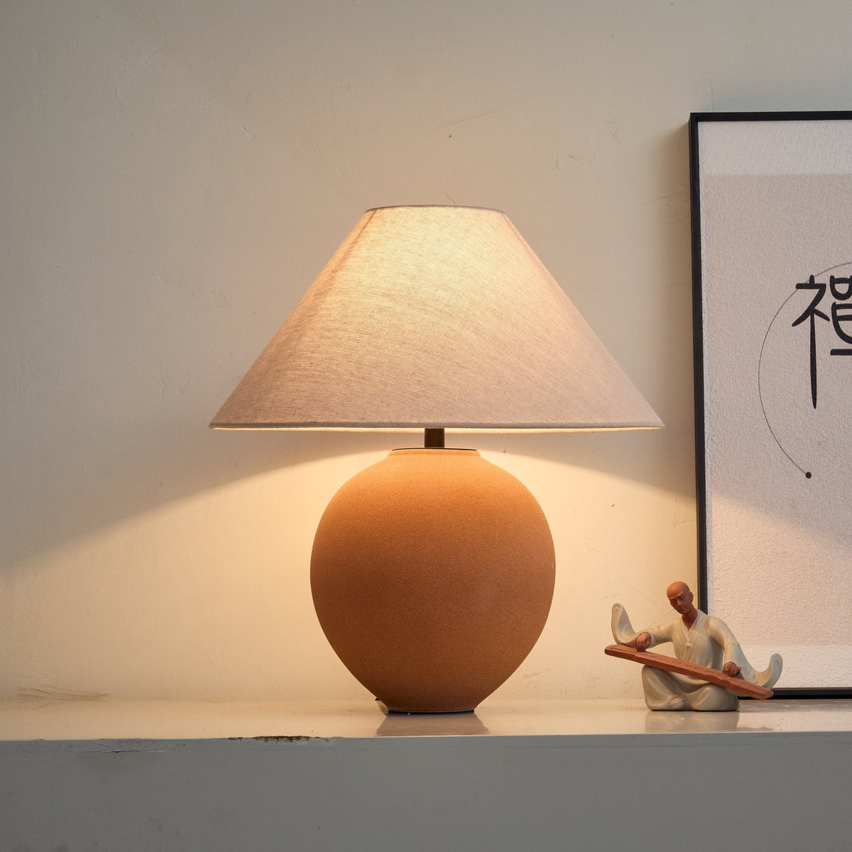 Lámpara de mesa de cerámica Terrosa – encendida con luz cálida