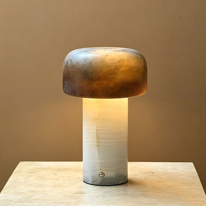 Lámpara de mesa recargable Tobalia – base de jade blanco con pantalla marrón oscuro encendida