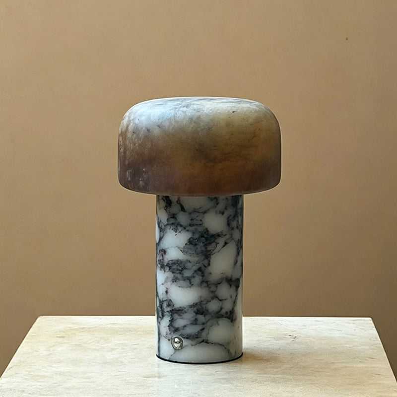 Lámpara de mesa recargable Tobalia – base de mármol blanco veteado con pantalla marrón oscuro