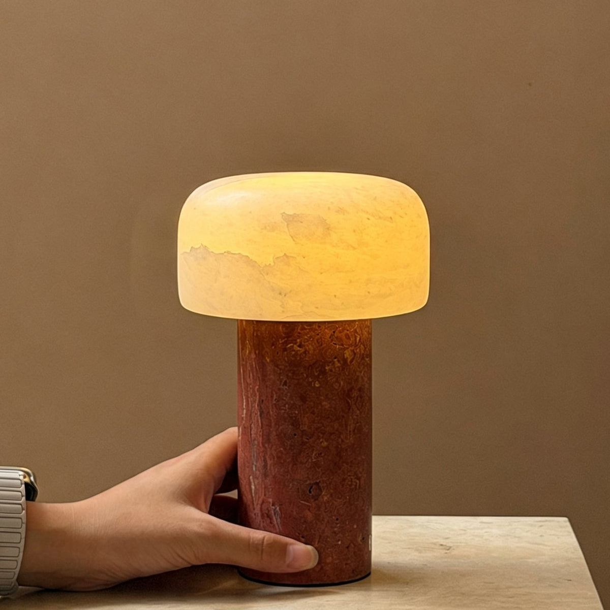 Lámpara de mesa recargable Tobalia – encendida con base de travertino rojo