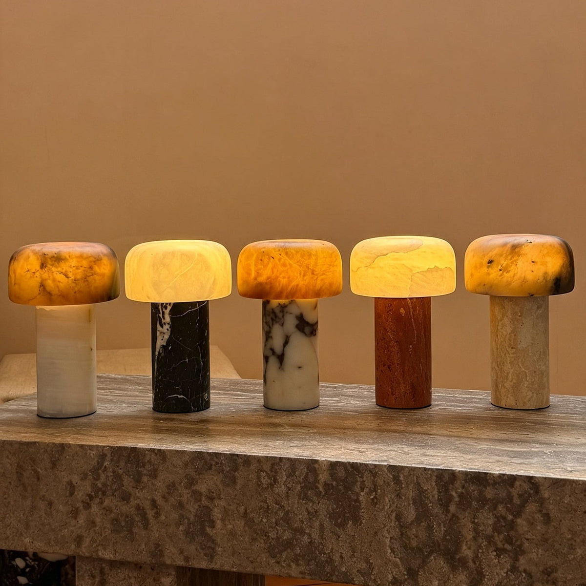 Lámpara de mesa recargable Tobalia – todas las combinaciones encendidas sobre una repisa