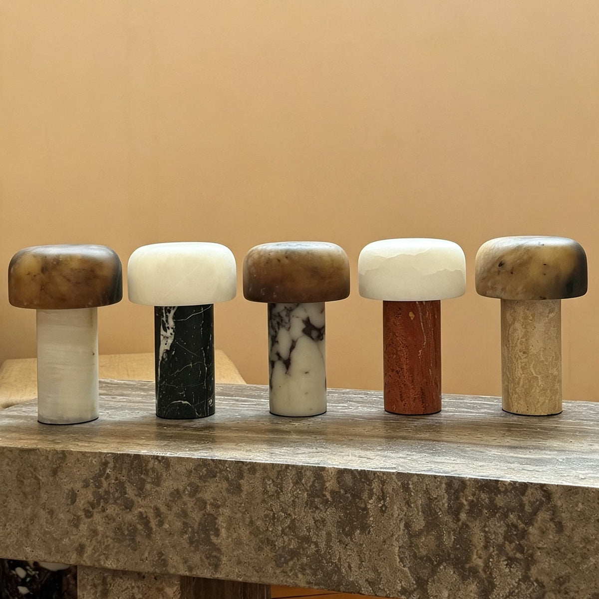 Lámpara de mesa recargable Tobalia – todas las combinaciones apagadas sobre una repisa