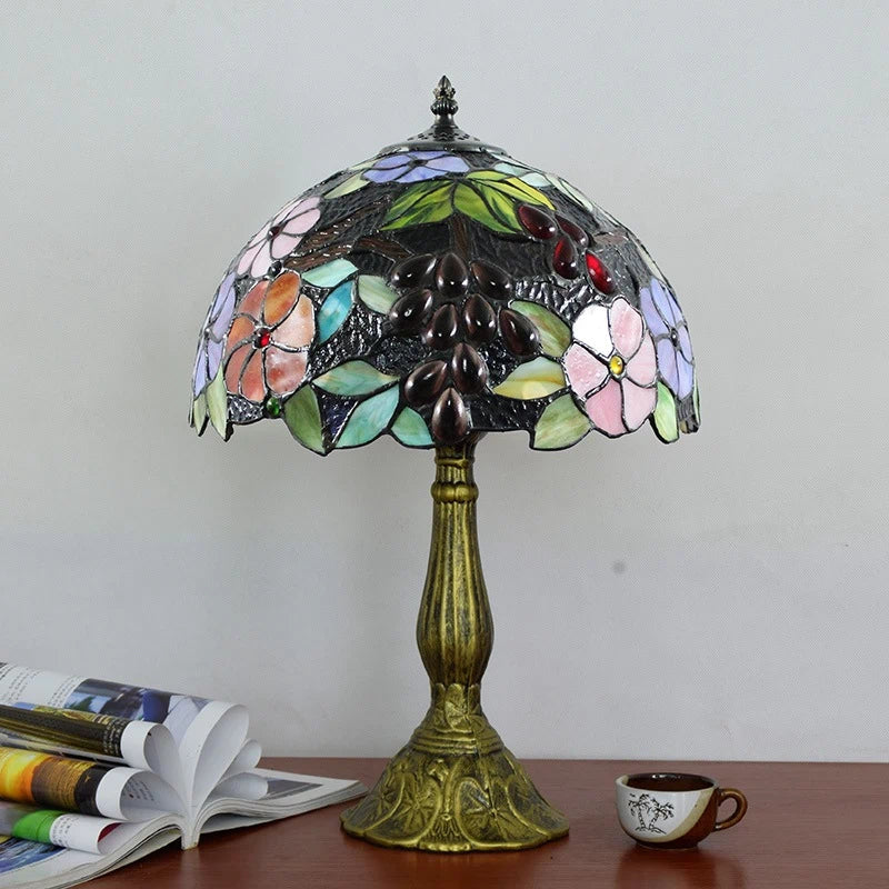 Lámpara de mesa Tiffany Dalinda de vidrio emplomado en un salón clásico – imagen 3
