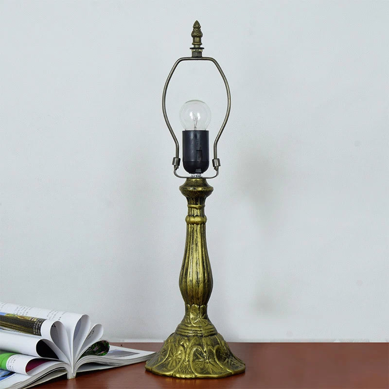 Lámpara de mesa Tiffany Dalinda de vidrio emplomado – base dorada envejecida con casquillo