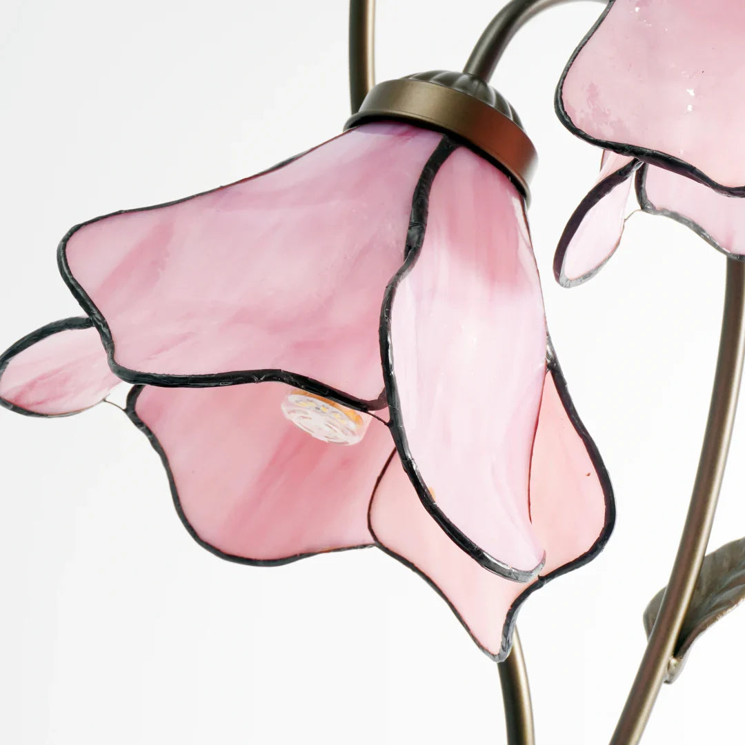 Lámpara de mesa Tiffany Tulenda – detalle de la flor de cristal rosa