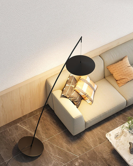 Lámpara de pie arco Sedala en un salón moderno – imagen 16