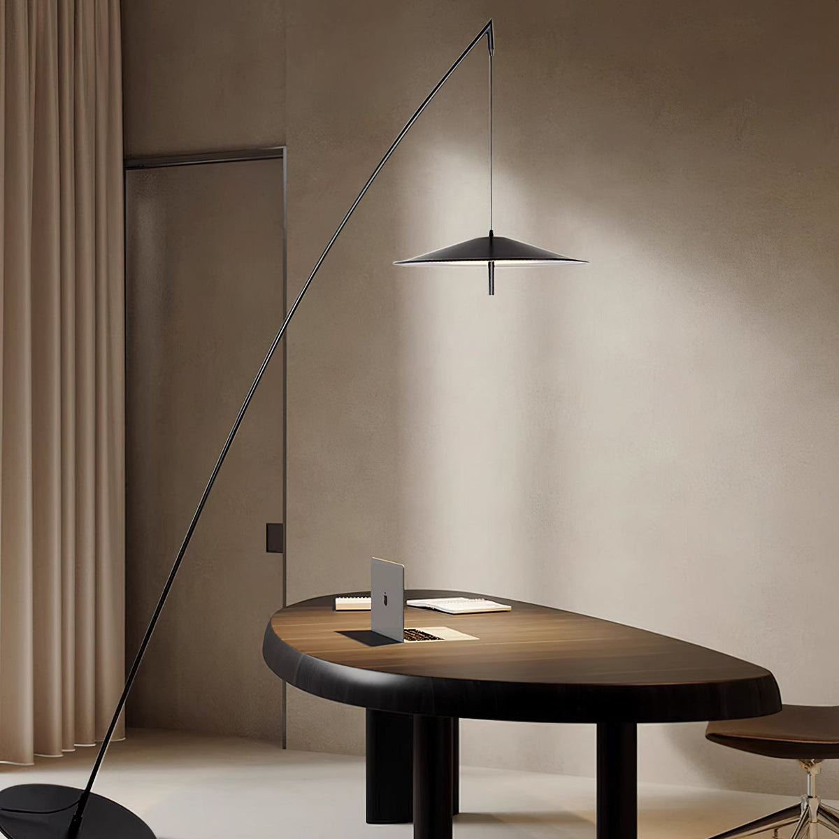 Lámpara de pie arco Sedala en un salón moderno – imagen 10