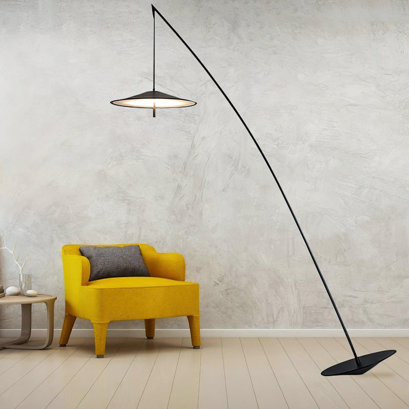 Lámpara de pie arco Sedala en un salón moderno – imagen 12