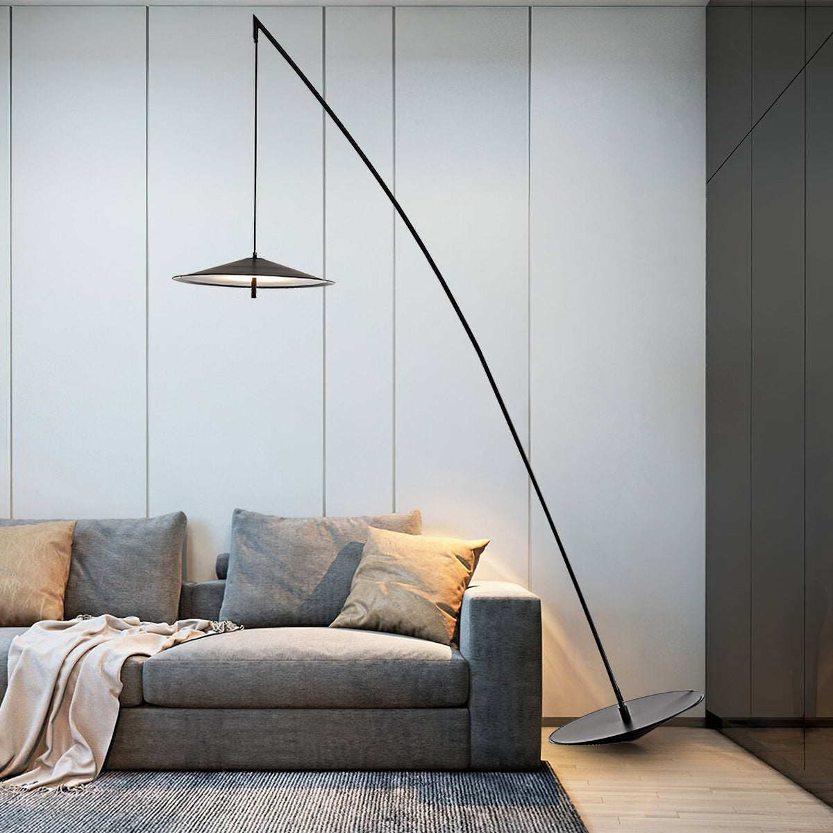 Lámpara de pie arco Sedala en un salón moderno – imagen 9