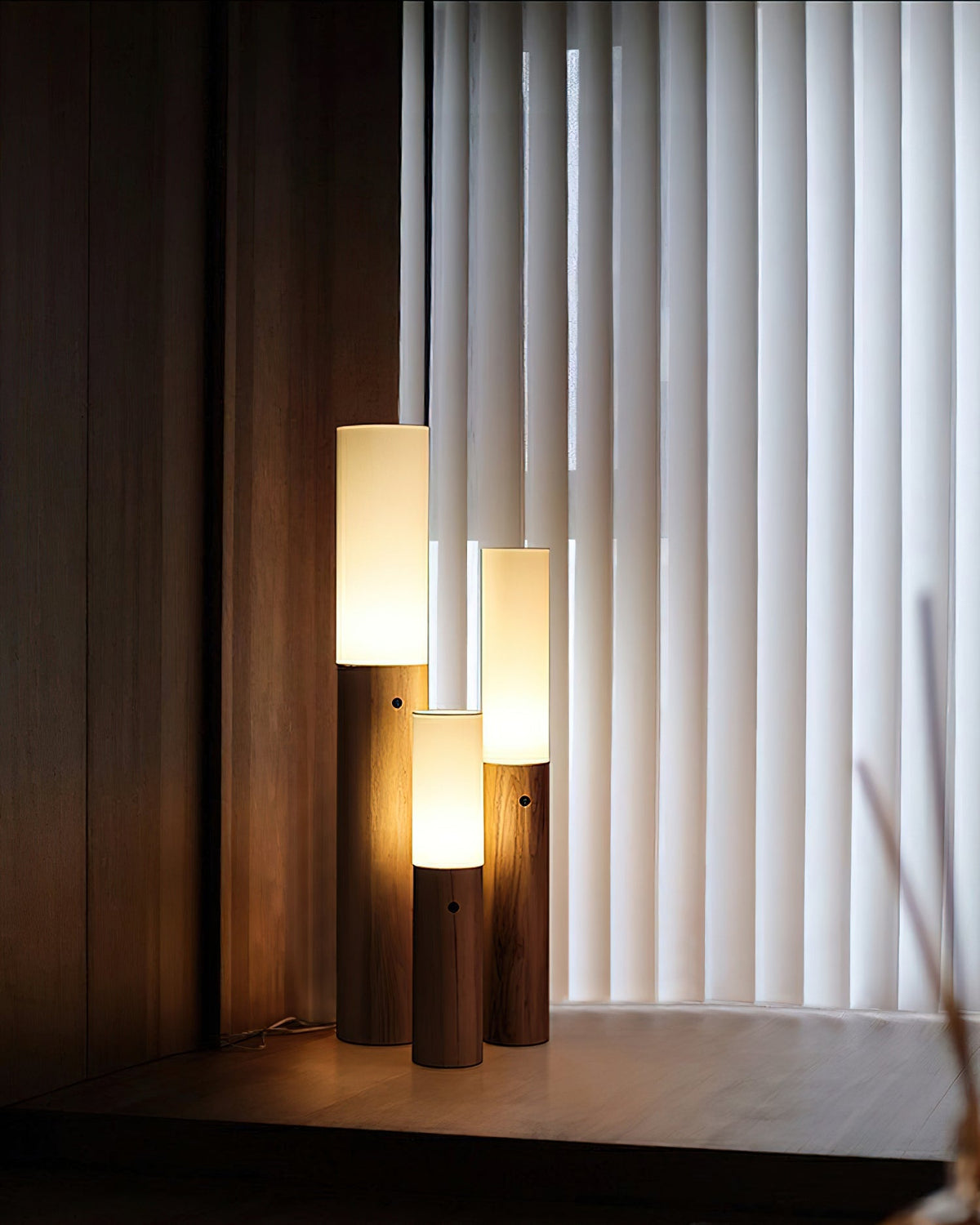 Lámpara de pie columna Velona en un salón cálido – imagen 11