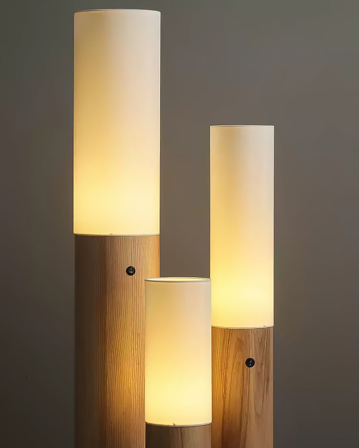 Lámpara de pie columna Velona en un salón cálido – imagen 13