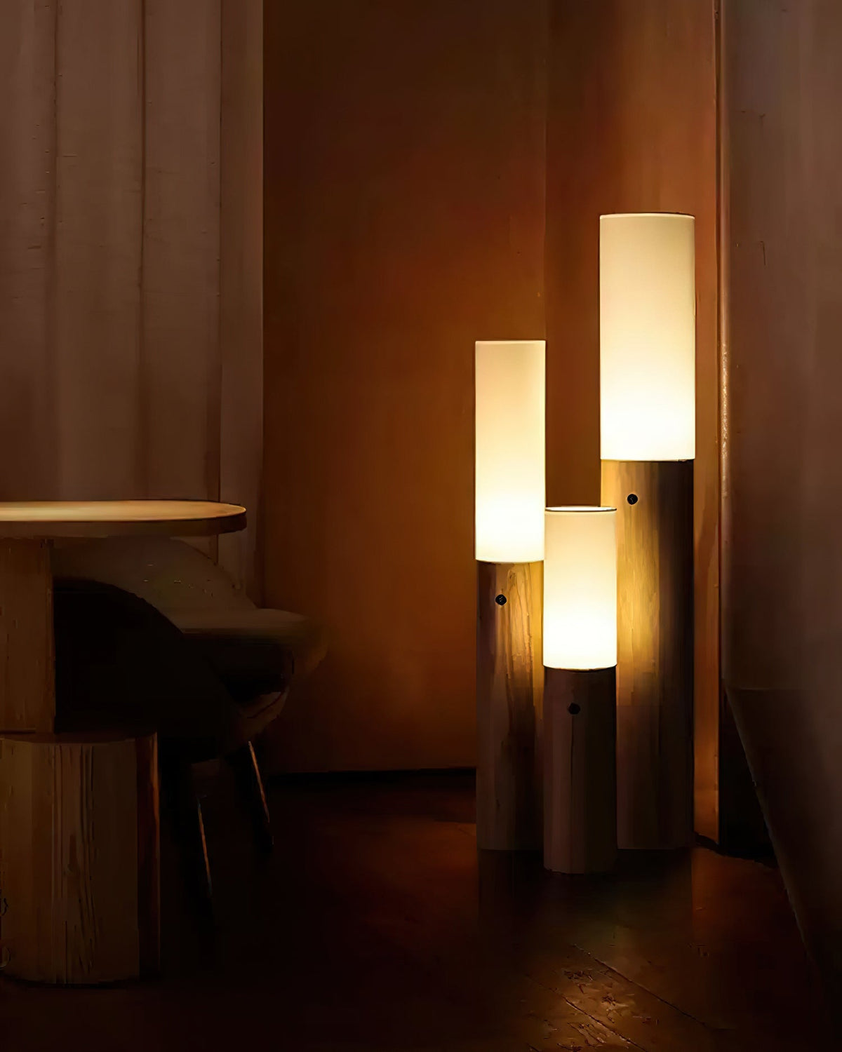 Lámpara de pie columna Velona en un salón cálido – imagen 6