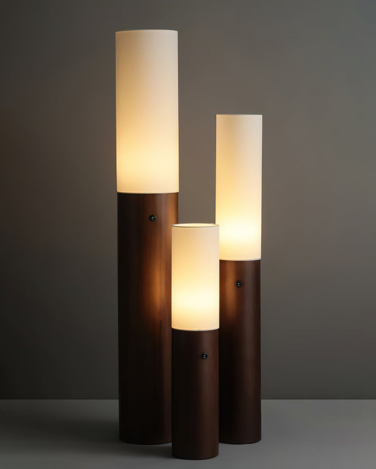 Lámpara de pie columna Velona en un salón cálido – imagen 12