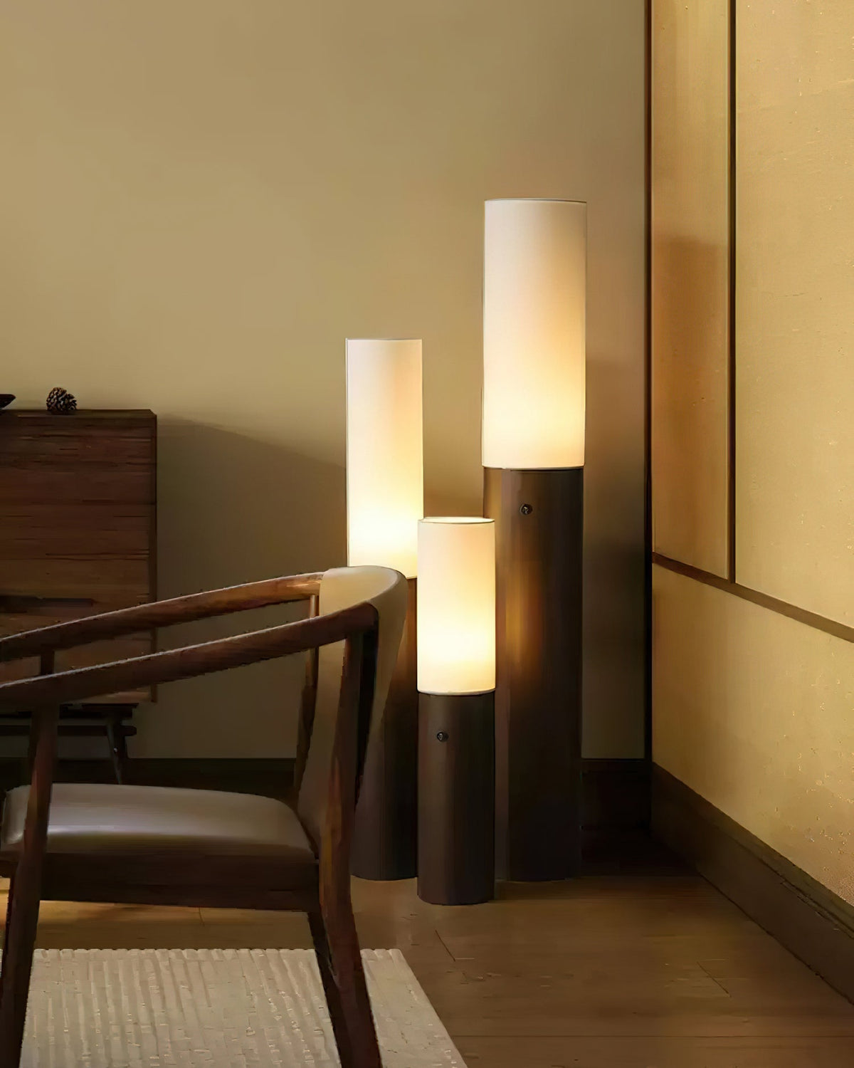 Lámpara de pie columna Velona en un salón cálido – imagen 4