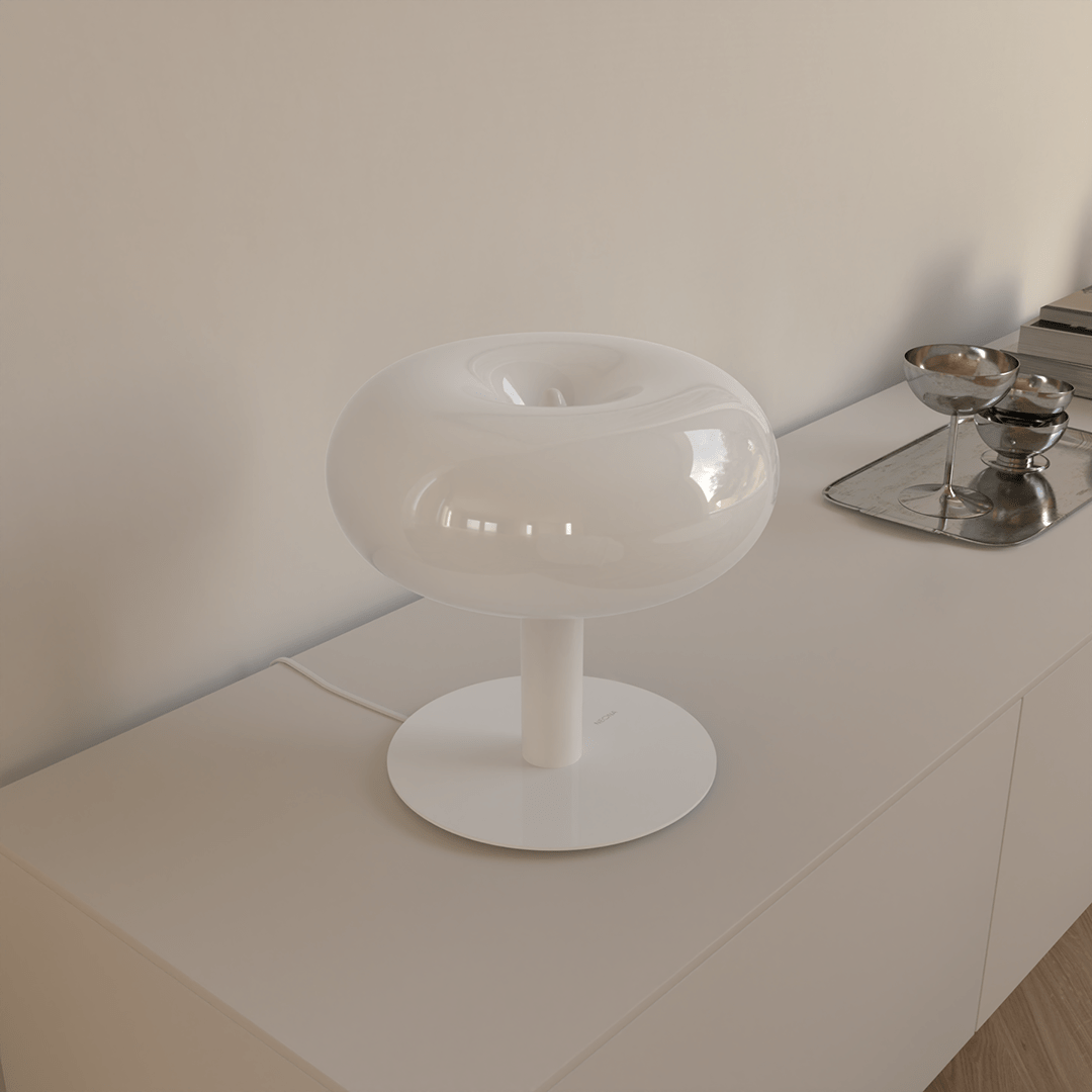 Lámpara de mesa seta de cristal Maluna sobre un mueble blanco – imagen 11