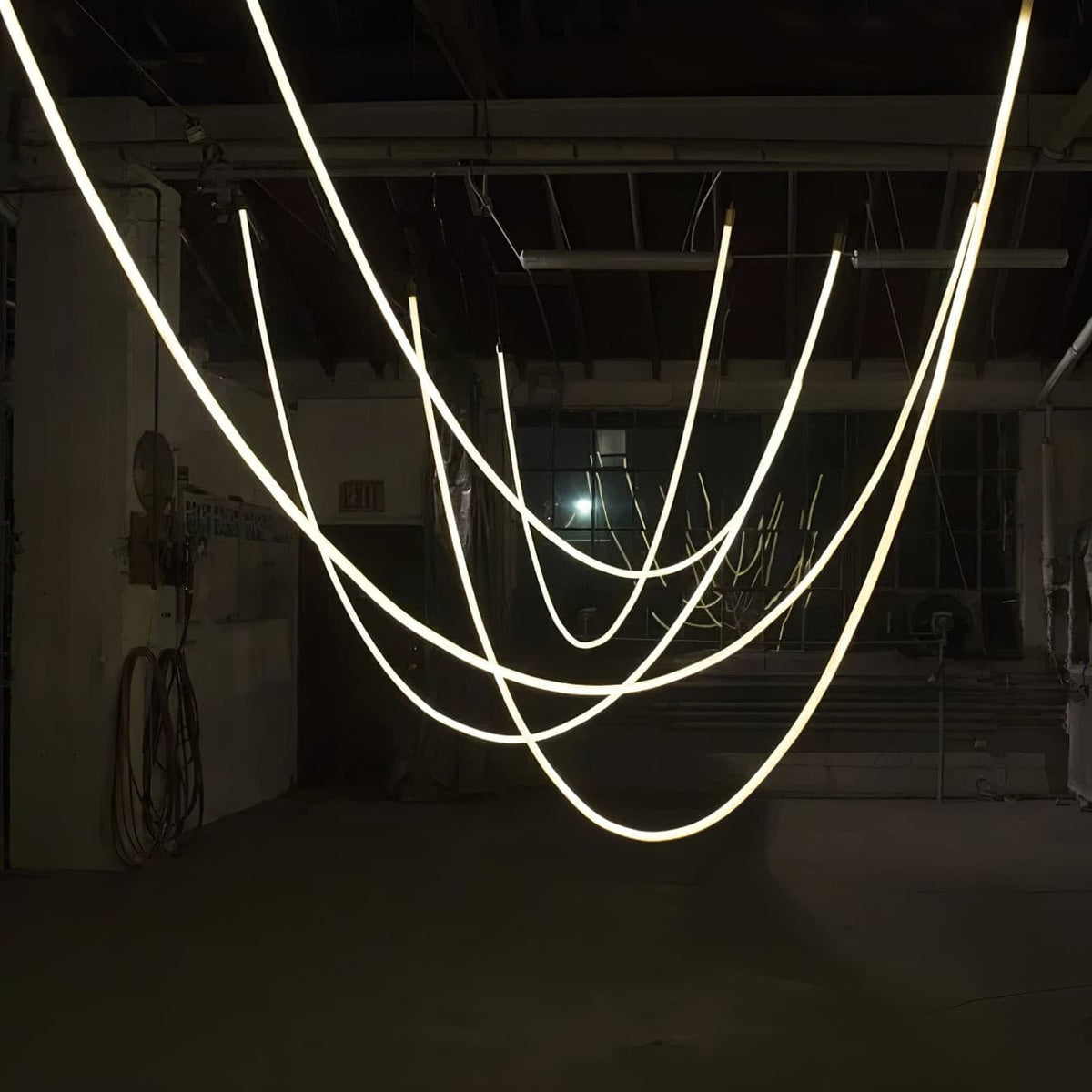 Lámpara colgante LED flexible Hilvana en un salón de doble altura – imagen 4