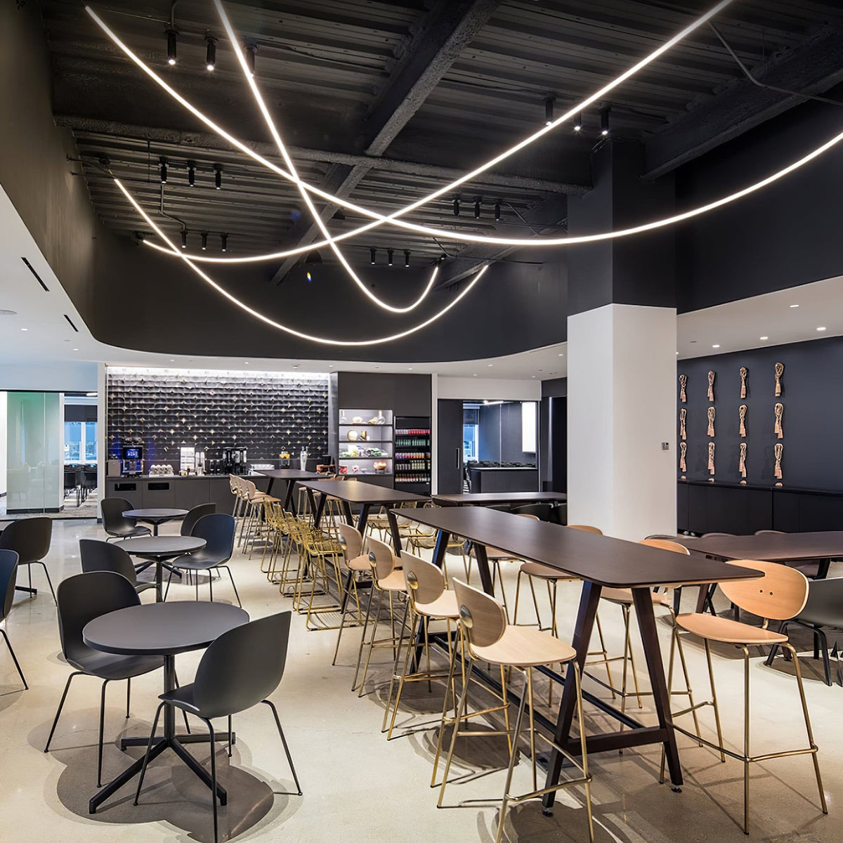 Lámpara colgante LED flexible Hilvana en un salón de doble altura – imagen 6