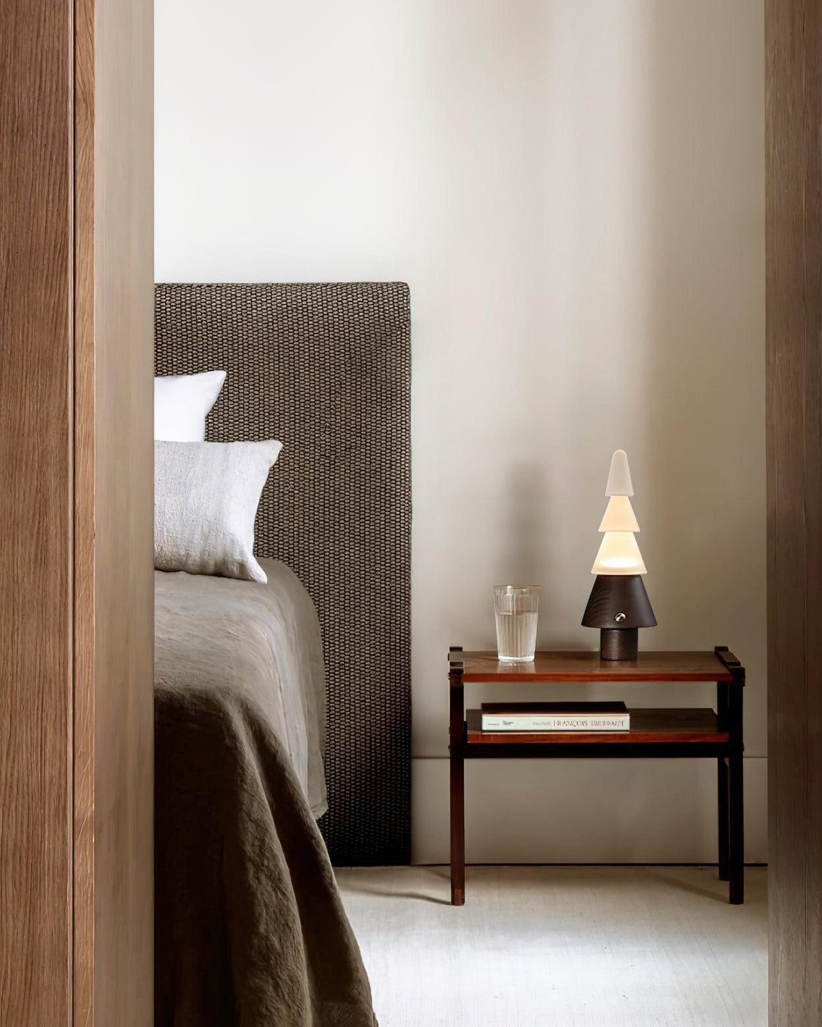 Lámpara de mesa recargable en forma de árbol Abeta en un salón acogedor – imagen 17