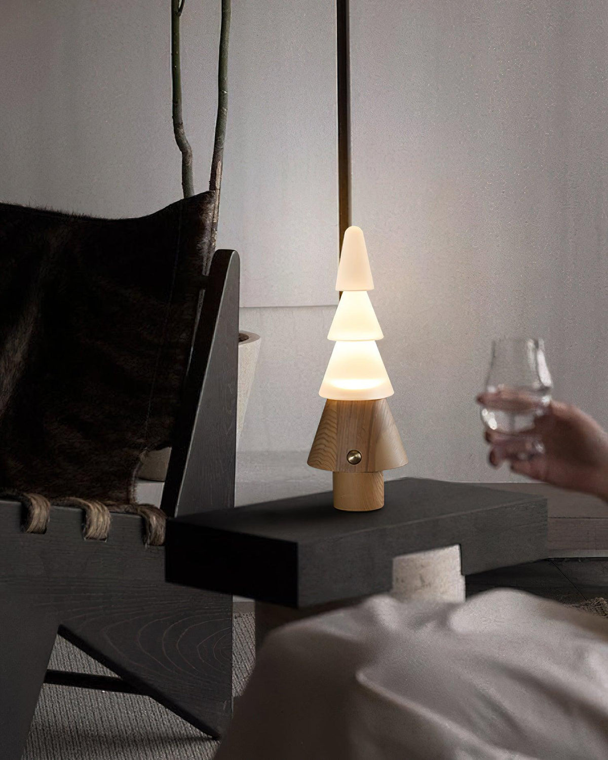 Lámpara de mesa recargable en forma de árbol Abeta en un salón acogedor – imagen 18