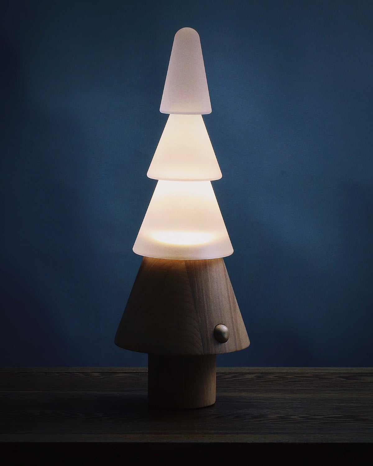 Lámpara de mesa recargable en forma de árbol Abeta en un salón acogedor – imagen 19