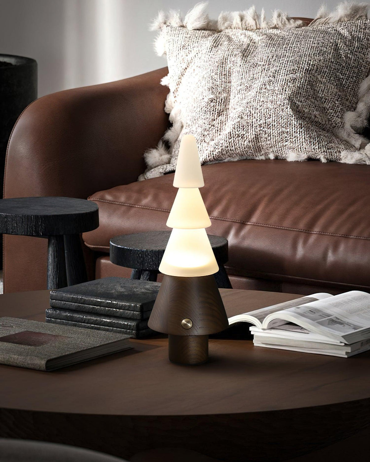 Lámpara de mesa recargable en forma de árbol Abeta en un salón acogedor – imagen 13