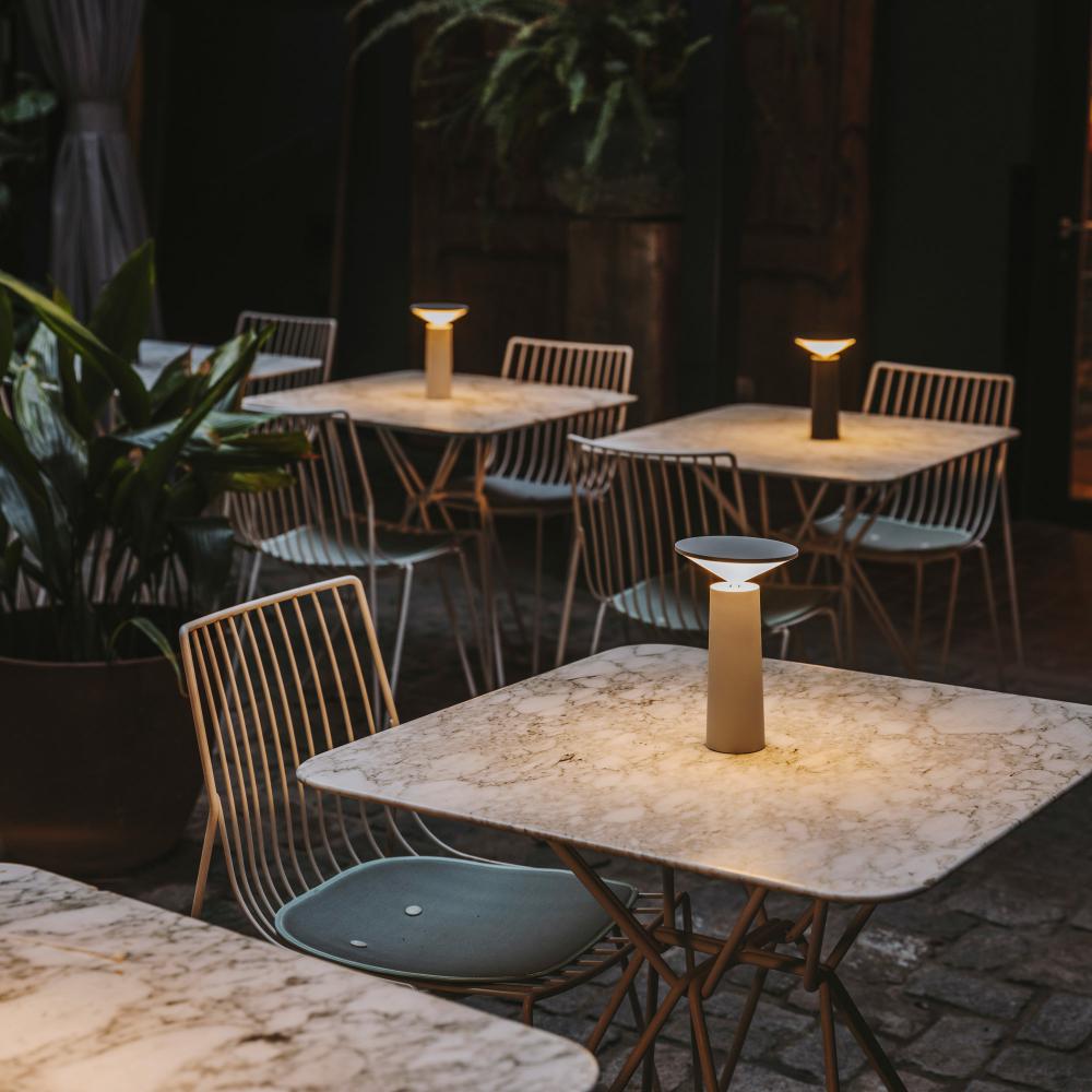 LumenFlex - Lámpara de Mesa LED con Brazo Ajustable y Moderno