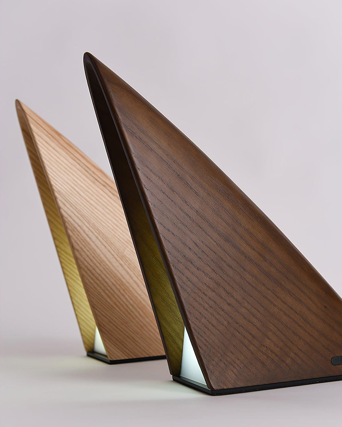 Lámpara de mesa recargable de madera Cimara sobre una mesita de noche – imagen 12