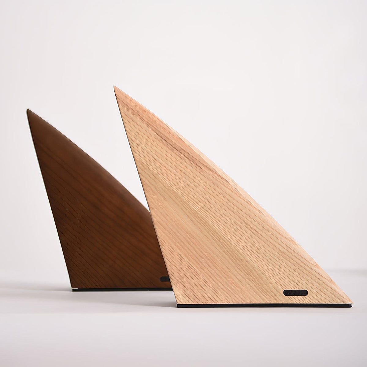 Lámpara de mesa recargable de madera Cimara sobre una mesita de noche – imagen 11