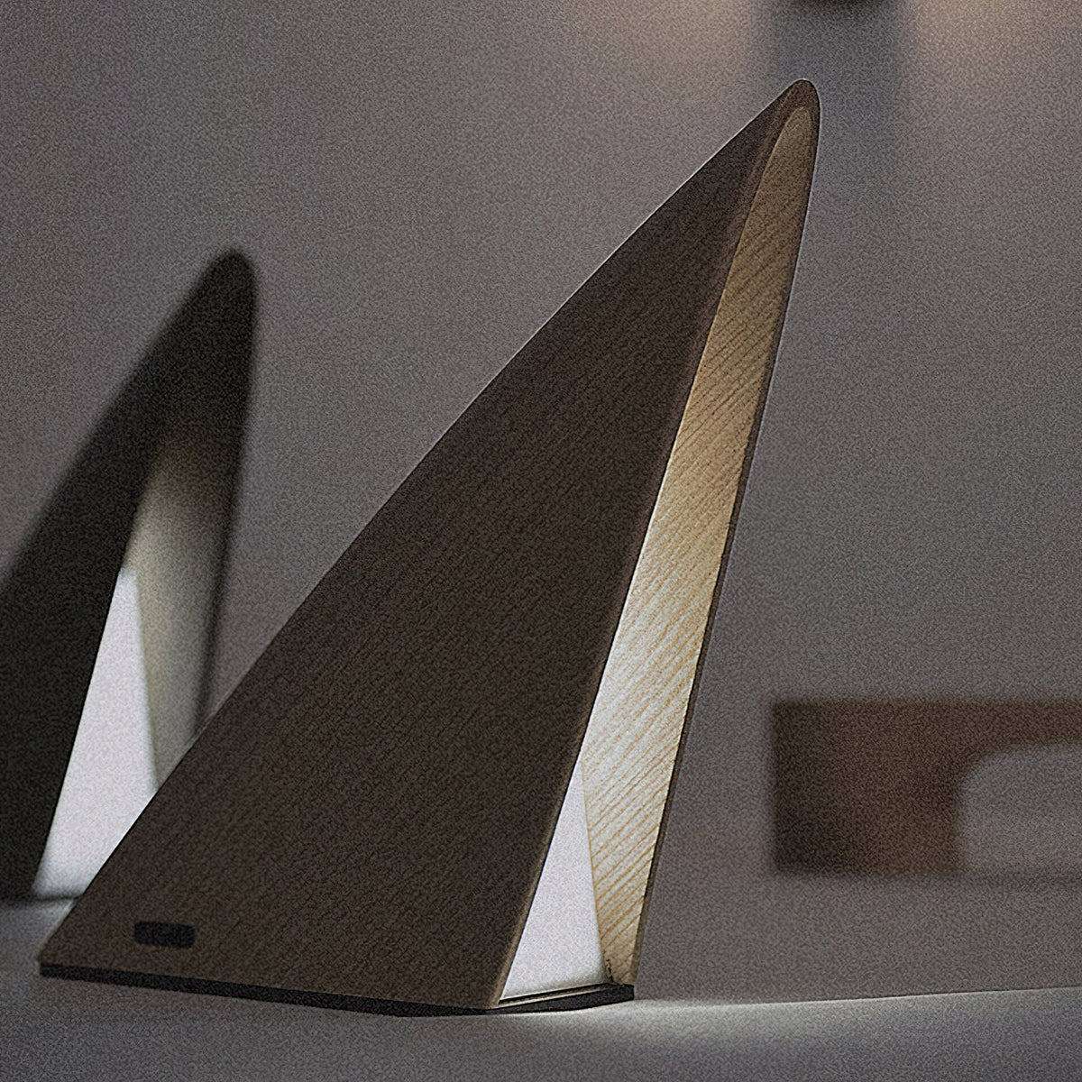 Lámpara de mesa recargable de madera Cimara sobre una mesita de noche – imagen 10
