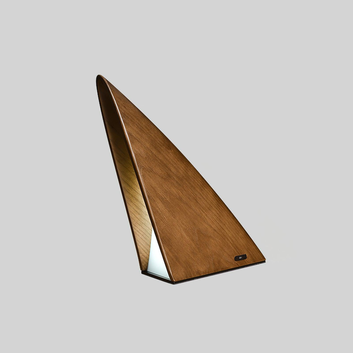Lámpara de mesa recargable de madera Cimara – en nogal
