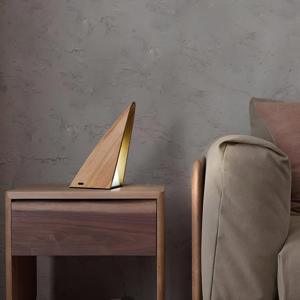 Lámpara de mesa recargable de madera Cimara sobre una mesita de noche – imagen 8